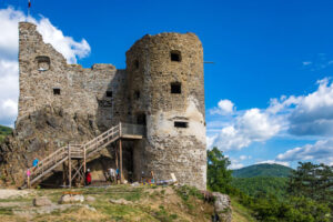 Obnova slovenských hradov pokračuje, v tomto roku sa jej dočká 34 pamiatok – VID...