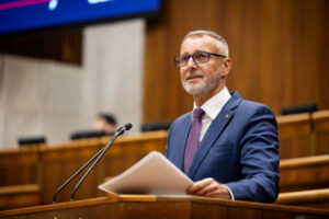 Raši informoval o predložení návrhu na predĺženie funkčného obdobia predstaviteľ...