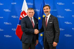 Zrada a kolaborácia. Opozícia reaguje na Szijjártóov škandál, v ktorom lieta aj ...