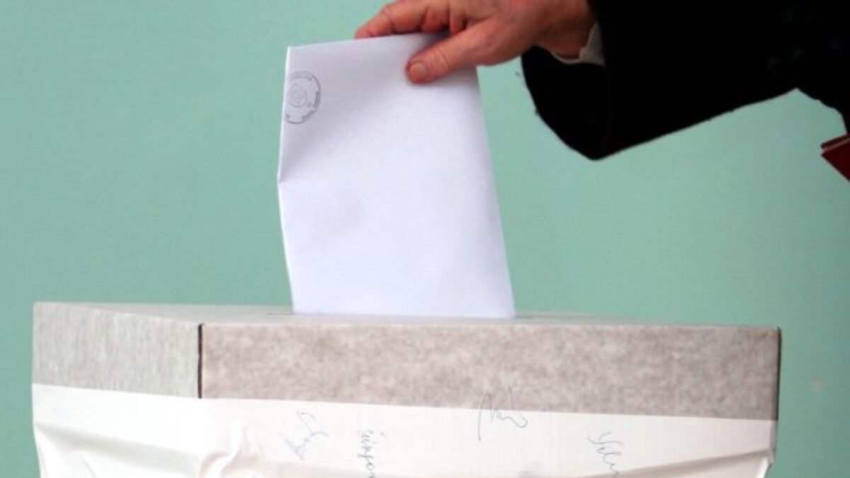 Po komunálnych voľbách narastá počet dlhodobých péeniek miestnych úradníkov, zistili analytici