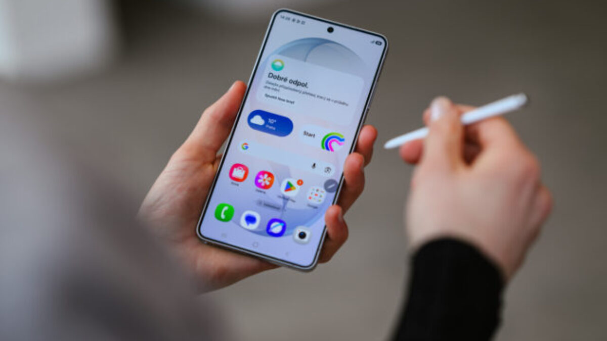 Viac než polovica Európanov priznáva, že na verejnosti občas sleduje displeje cudzích telefónov, takmer štvrtina to robí zo zvedavosti