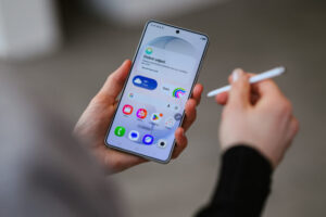 Viac než polovica Európanov priznáva, že na verejnosti občas sleduje displeje cu...