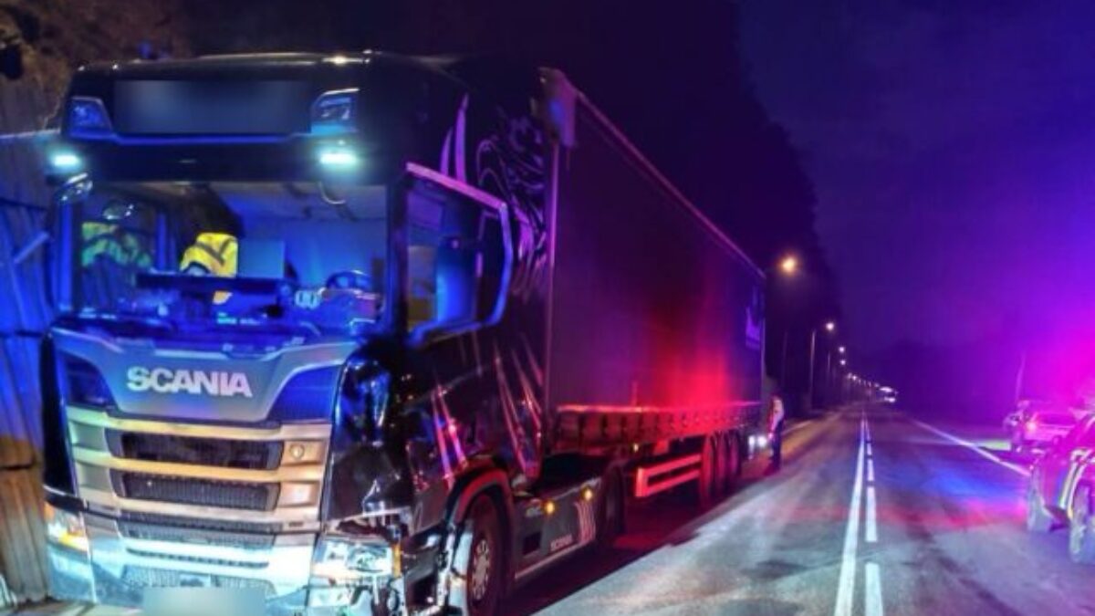 Tragédia v Ružomberku. Chodec neprežil zrážku s nákladiakom, kráčal stredom cesty – FOTO