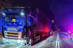 Tragédia v Ružomberku. Chodec neprežil zrážku s nákladiakom, kráčal stredom cest...