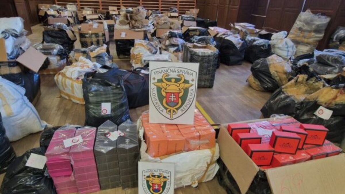 Počas nočnej kontroly na R4 zadržali colníci tisíce falzifikátov svetových značiek