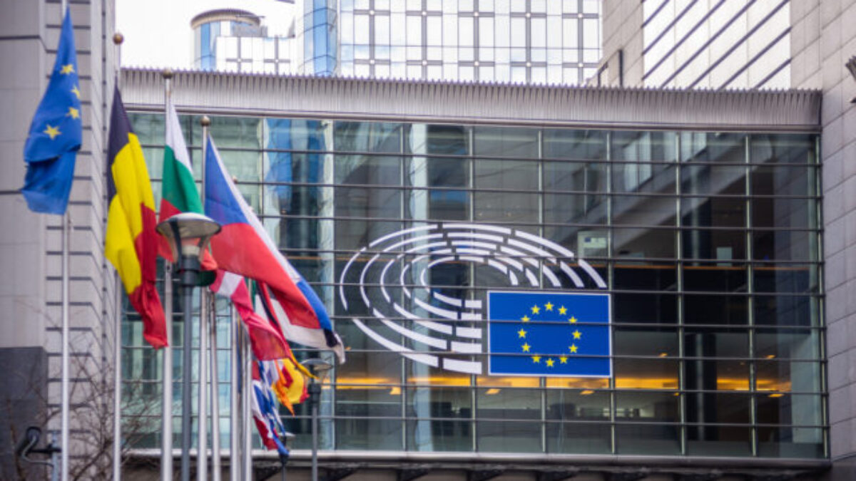 Európska komisia čelí kritike: Jej hodnotenie tabakovej legislatívy vraj ignoruje fakty a ohrozuje cieľ „Európy bez dymu“