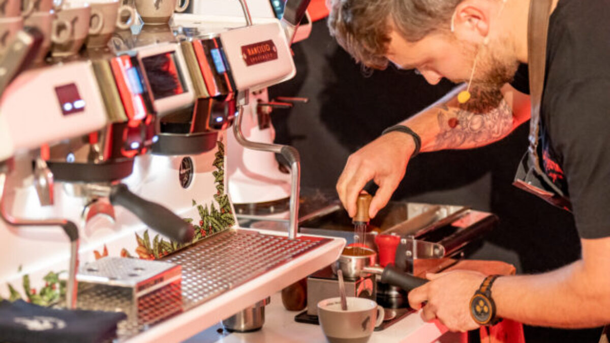 6 nápojov, 12 minút: najdynamickejšia kávová súťaž prichádza do Budapešti