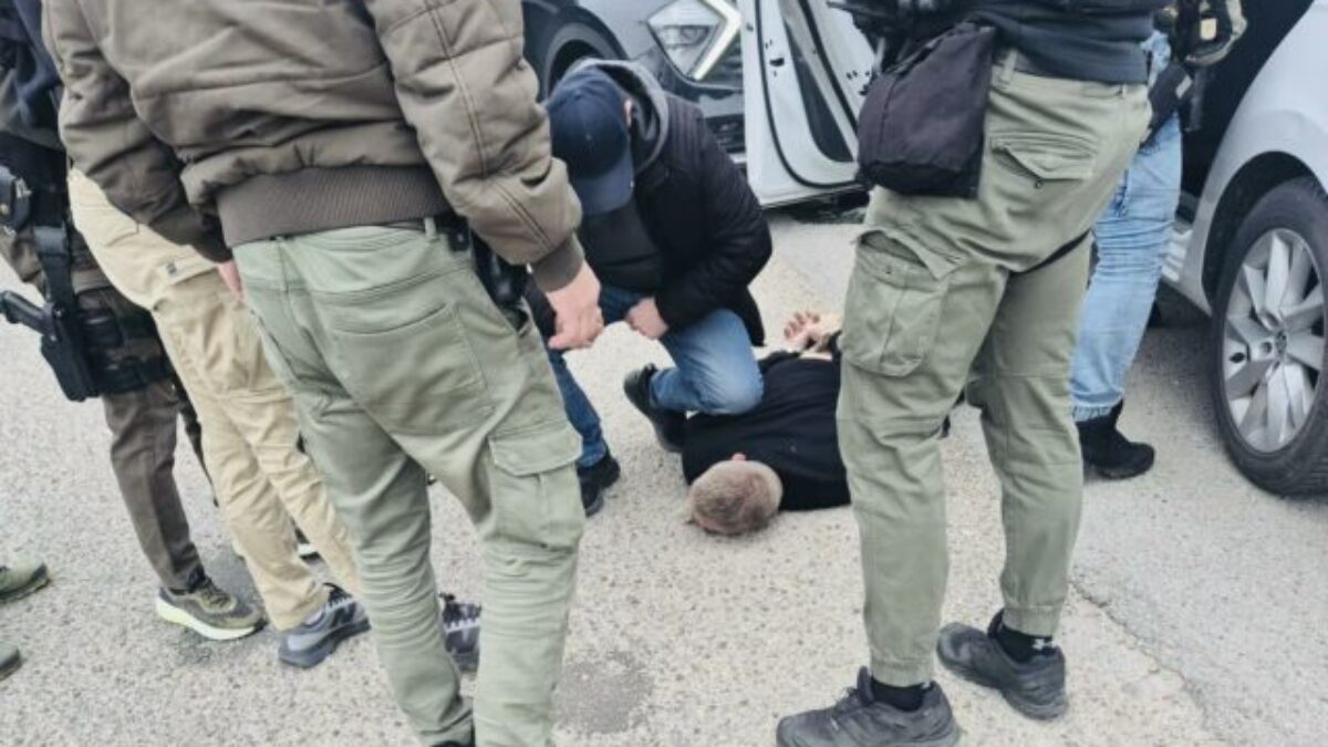 Hľadaný muž skončil v rukách polície, je podozrivý z viacerých trestných činov – FOTO