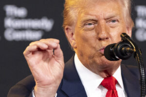 Americké vojnové lode prešli Hormuzským prielivom, podľa Trumpa začal proces „vy...