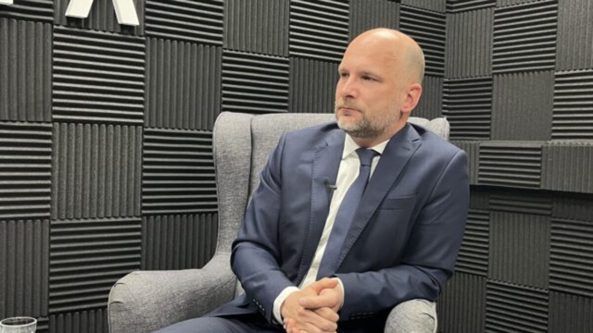 Grendel: Zrušenie voľby poštou má oslabiť opozíciu, nie riešiť manipulácie – VIDEO