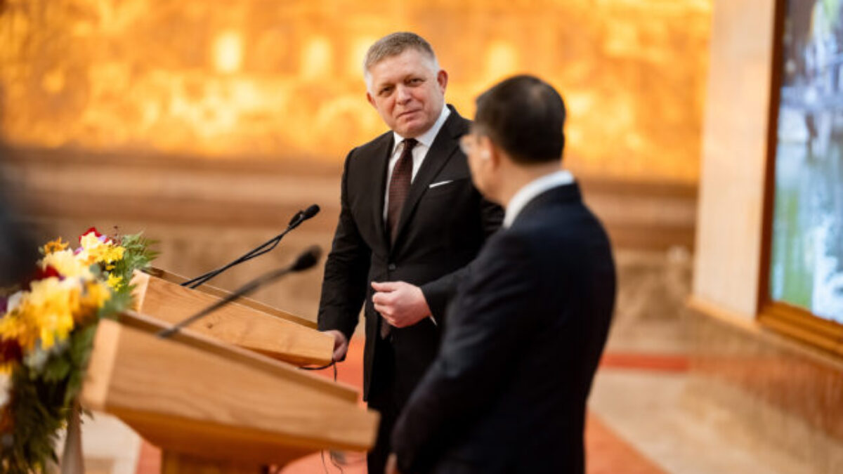 Priame lety aj jadro. Čo priniesla Ficova 30-hodinová návšteva Vietnamu?