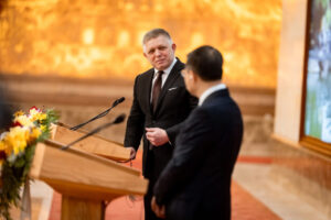 Priame lety aj jadro. Čo priniesla Ficova 30-hodinová návšteva Vietnamu?