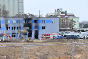 Policajti odovzdali českým kolegom Američanku, ktorú budú stíhať za teroristický...