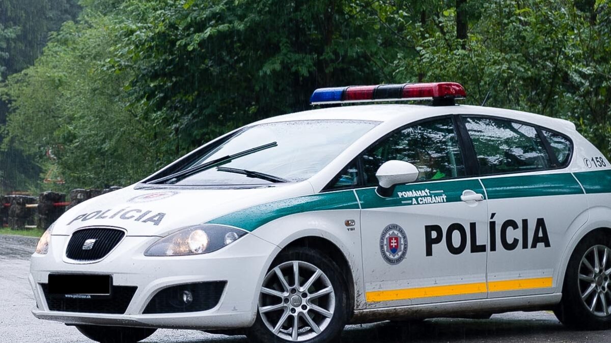 Polícia upozorňuje na dopravné obmedzenie v úseku horského priechodu Dargov, odstraňujú tam zhorený autobus