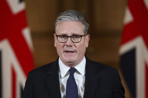 Britskí ministri vyjadrili podporu Starmerovi. Premiér čelí škandálom okolo dlho...