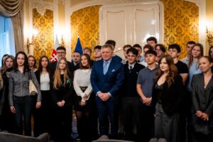 Fico na diskusii so študentmi zdôraznil, že skutočná sila sa začína doma, nie v ...