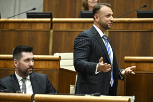 Odvolávanie Šutaja Eštoka sa v parlamente nezačalo ani v piatok, schôdzu sa nepo...