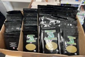 Finančná správa zadržala v Trenčíne rekordné množstvo zakázaného kratomu, prípad...