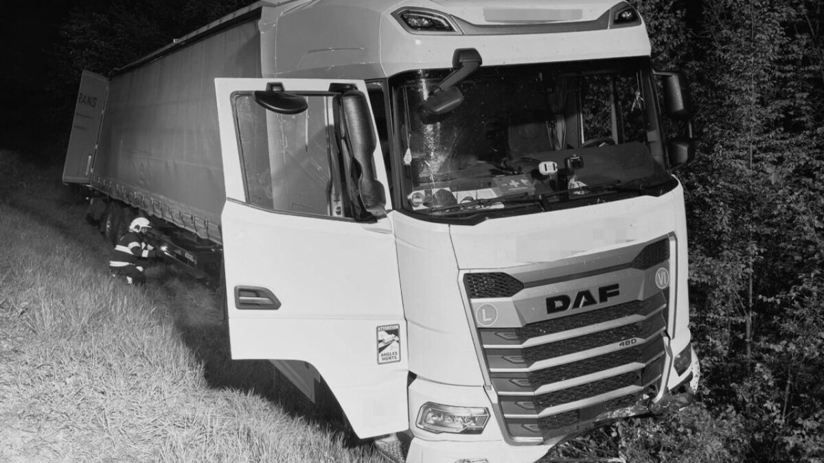 Kamión zišiel z cesty pri obci Slavec, vodič utrpel zranenia nezlučiteľné so životom – FOTO