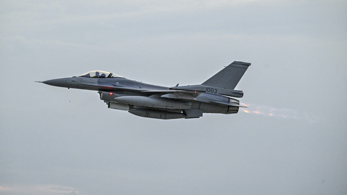 F-16 zo Slovenska a Gripeny z Česka lietali bok po boku, cvičenie preverilo ich koordináciu