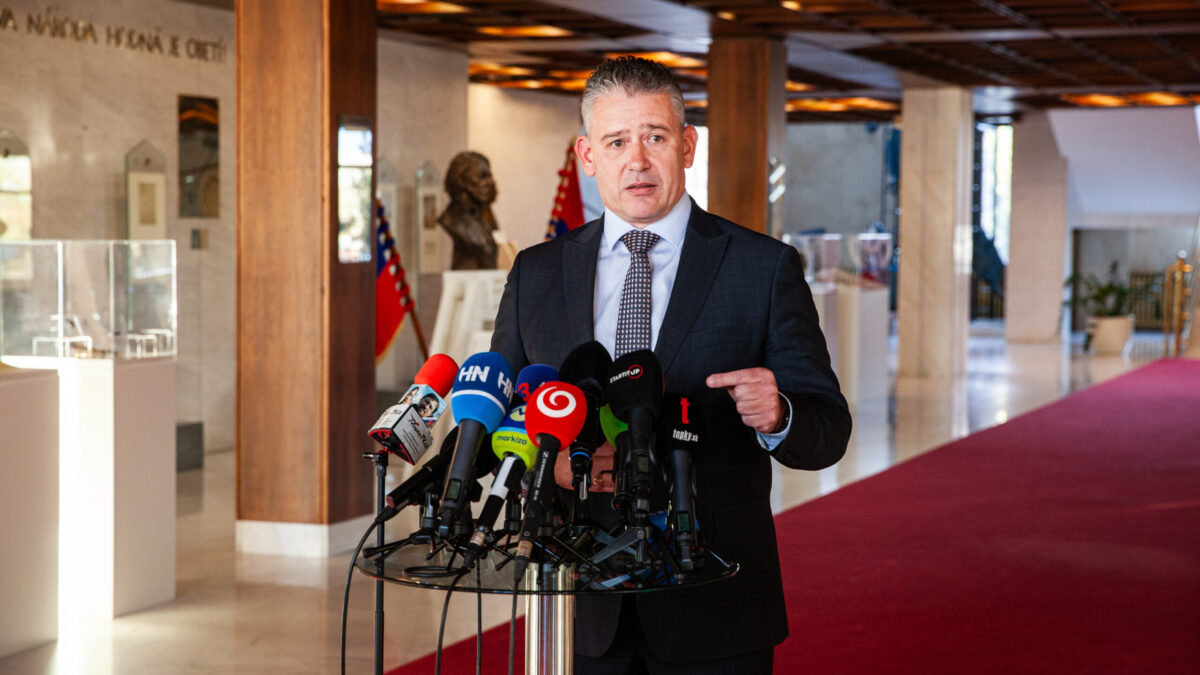 Opozičný poslanec Mikulec sa pýta, prečo koalícia po útoku na Ferenčáka nezvoláva tlačovky