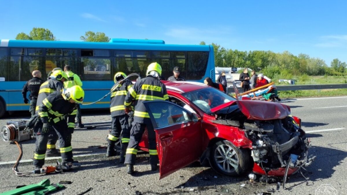 Dopravná nehoda pri Piešťanoch. Zrážka autobusu s osobnými autami si vyžiadala viacero zranených – FOTO
