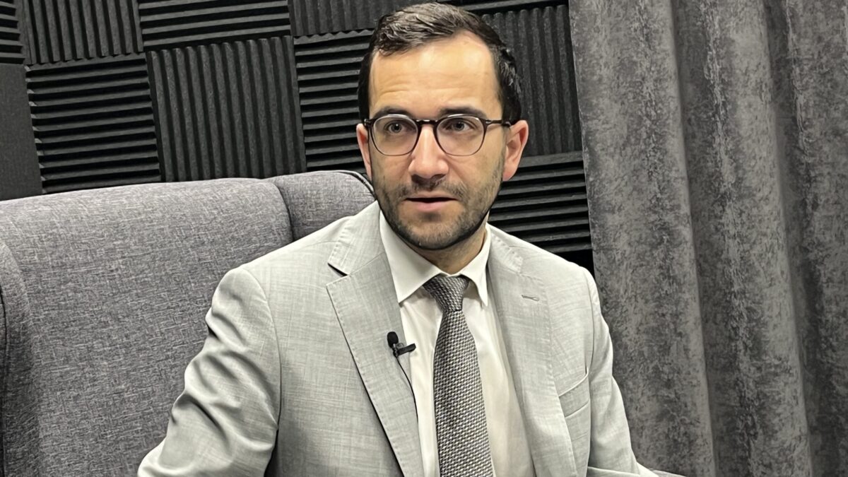 Matovičovci pokračujú v odhaľovaní luxusných víl. Investigatíva by nemala byť primárnou úlohou politikov, upozorňuje politológ