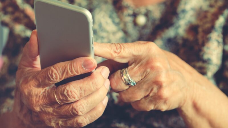 Muž oklamal 76-ročnú seniorku a obral ju o pätnásťtisíc eur, hrozí mu osem rokov väzenia