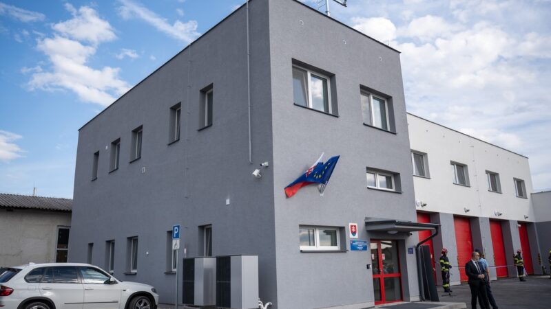 Minister vnútra Šutaj Eštok odovzdal v Poltári do užívania novú hasičskú stanicu