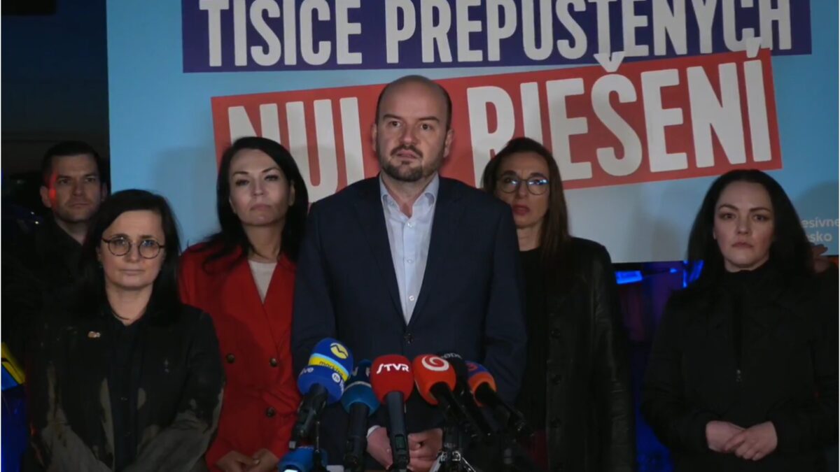 Vyjde zo svojej luxusnej vily a šaškuje pred kamerami, opozícia kritizuje Ficovu nočnú prácu v pekárni – VIDEO