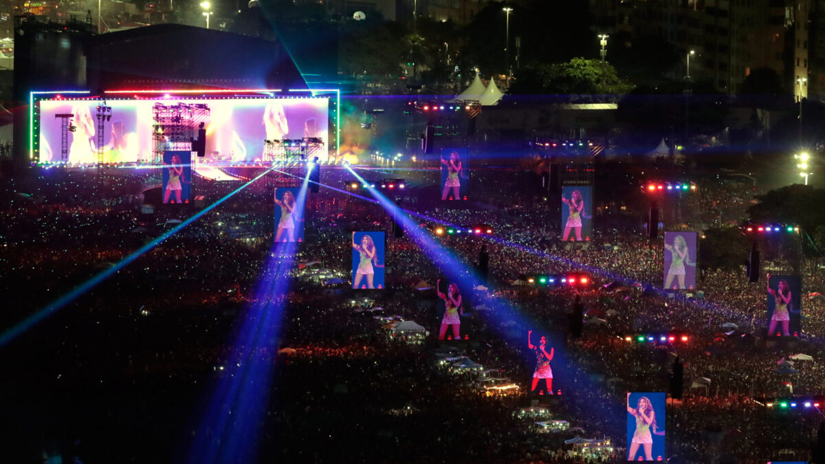 Top foto dňa (3. máj 2026): Koncert Shakiry, záhrada priateľstva, zápas Bundesligy 2 a fanúšikovia Star Wars