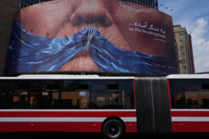 Irán údajne zasiahol raketami americkú vojenskú loď. Washington informácie ofici...