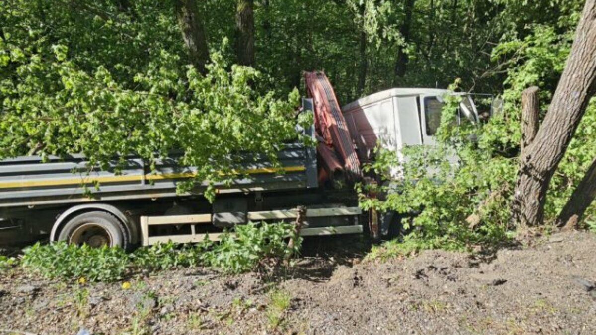 V obci Kováčová narazilo do stromu nákladné auto, vodič ostal zakliesnený v kabíne – FOTO