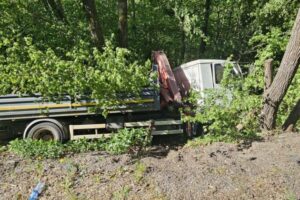 V obci Kováčová narazilo do stromu nákladné auto, vodič ostal zakliesnený v kabí...