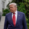 Trump odhalil svoju pozlátenú sochu, pastor odmieta prirovnania k modle