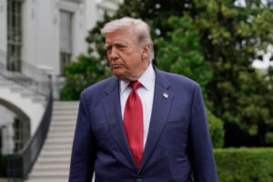 Trump odhalil svoju pozlátenú sochu, pastor odmieta prirovnania k modle