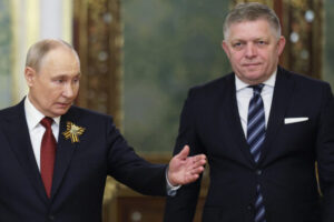 Putin prijal Fica v Kremli počas osláv Dňa víťazstva, ocenil, že slovenský premi...