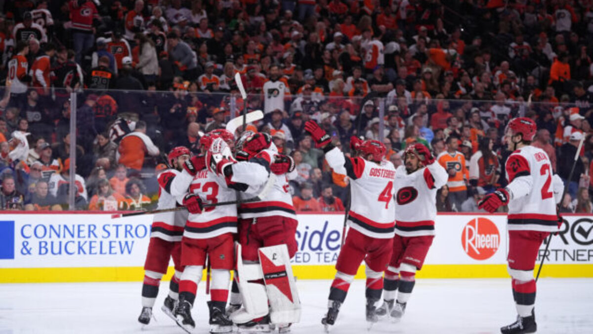 Prvýkrát v histórii NHL. Carolina v play-off valcuje, zatiaľ neprehrala ani raz a už je vo finále konferencie – VIDEO