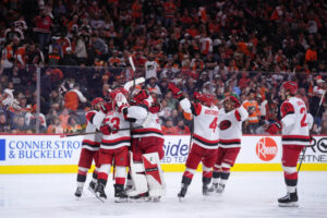 Prvýkrát v histórii NHL. Carolina v play-off valcuje, zatiaľ neprehrala ani raz ...