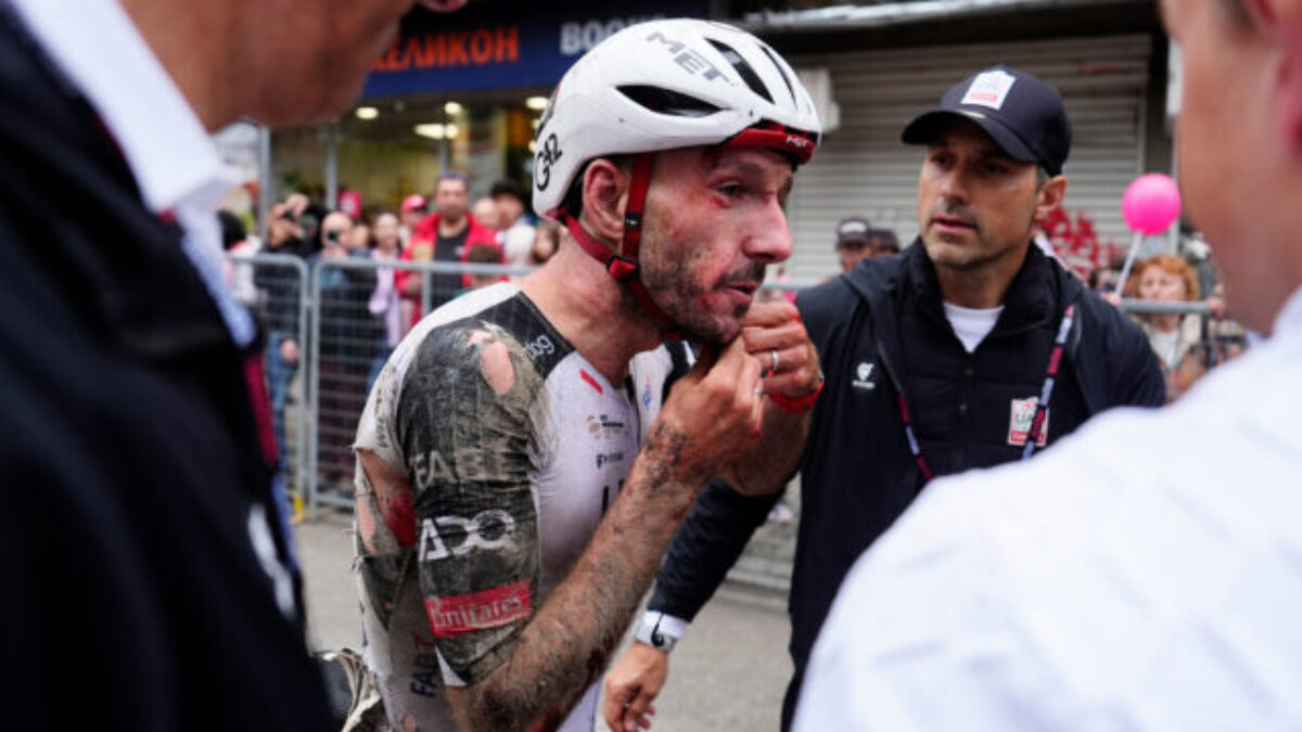 Desivá hromadná nehoda na Giro d’Italia. Odstúpili viacerí jazdci pre početné zlomeniny – VIDEO