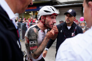 Desivá hromadná nehoda na Giro d’Italia. Odstúpili viacerí jazdci pre početné zlomeniny – VIDEO