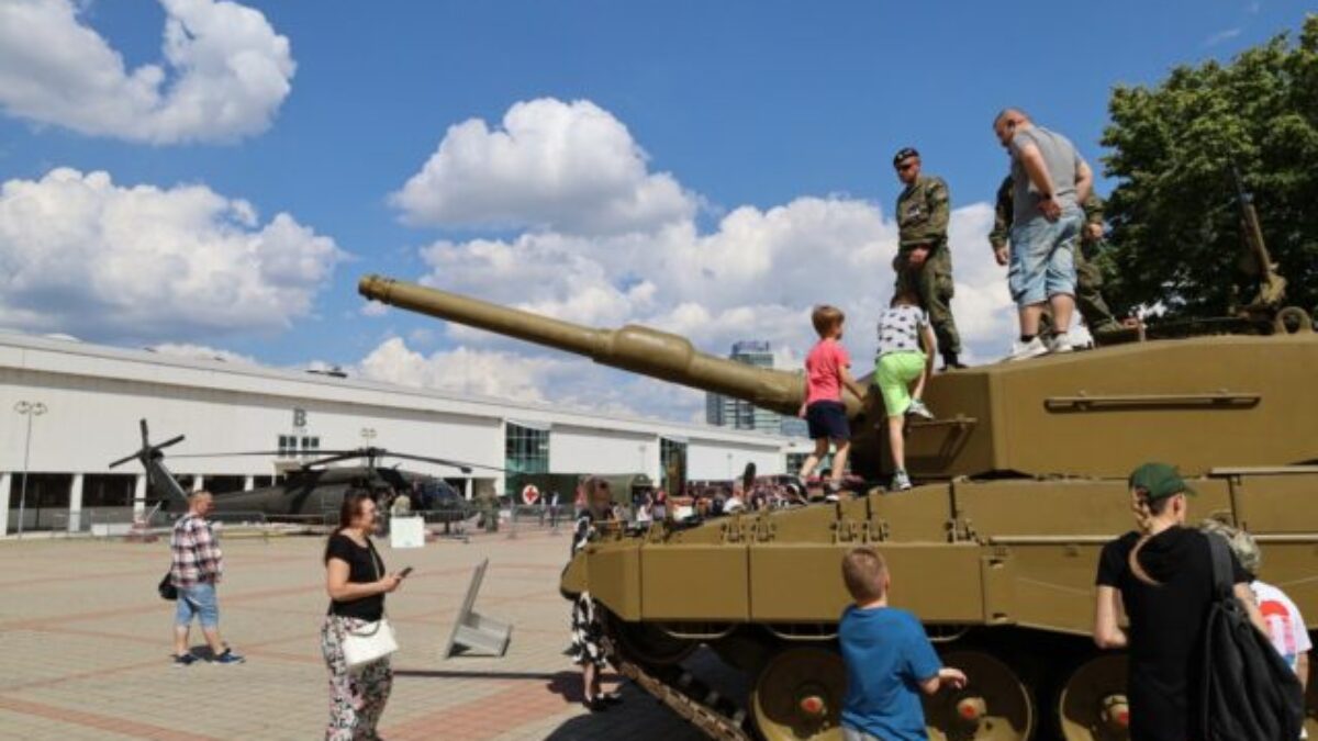 Nad Bratislavou preletia vojenské vrtuľníky Black Hawk aj lietadlá Spartan, veľtrh IDEB prinesie rekordný ročník