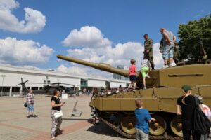 Nad Bratislavou preletia vojenské vrtuľníky Black Hawk aj lietadlá Spartan, veľtrh IDEB prinesie rekordný ročník