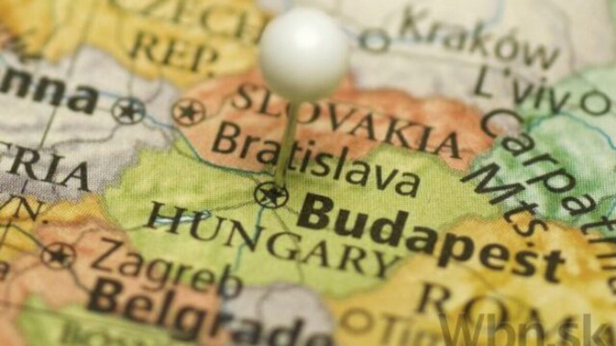 V Nitrianskom kraji to vrie, predseda kultúrnej komisie predáva knihu, kde je Slovensko označené ako Felvidék