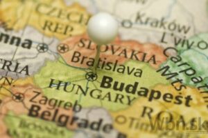 V Nitrianskom kraji to vrie, predseda kultúrnej komisie predáva knihu, kde je Slovensko označené ako Felvidék