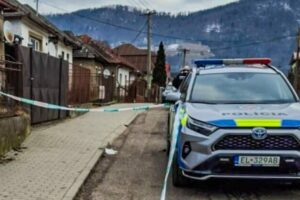 Muž so storočným zákazom šoférovania unikal pred políciou, zastavil ho rozostavaný most  – VIDEO