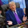 Trump tvrdí, že prímerie s Iránom je „na prístrojoch“ a zvažuje obnovenie eskort...