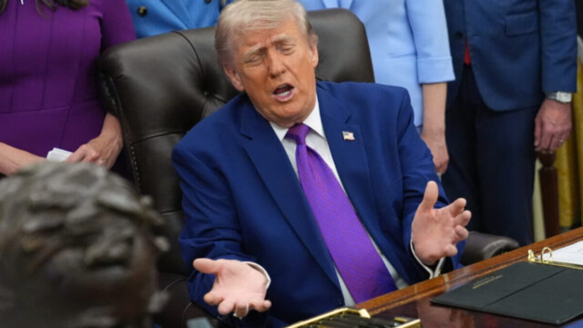 Trump tvrdí, že prímerie s Iránom je „na prístrojoch“ a zvažuje obnovenie eskortovania lodí