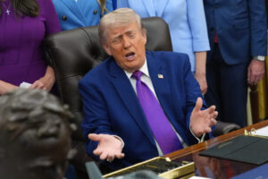 Trump tvrdí, že prímerie s Iránom je „na prístrojoch“ a zvažuje obnovenie eskortovania lodí