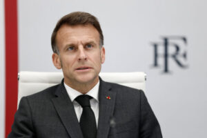 Emmanuel Macron si v Nairobi zabehal s maratónskou legendou Kipchogem – VIDEO